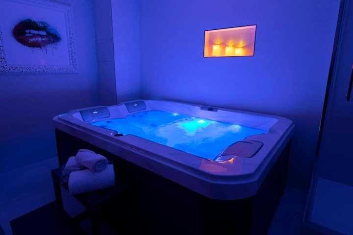 Intimate Apartment With Air Conditioner & Jacuzzi 2Br 6P Montmartre 파리 외부 사진